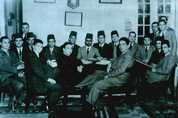 4. Le Rav entouré de ses élèves au Caire en tant que grand Rabbin