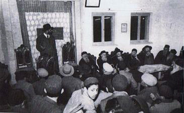 5. Dans sa jeunesse lors d'une Dracha à la Yéchiva Or Torah en 1950, entouré des plus grands Rabbanim de l'époque.
