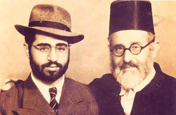 6. Le Rav aux cotés de son beau père le Rav Avraham Fathal quelques semaine après son mariage