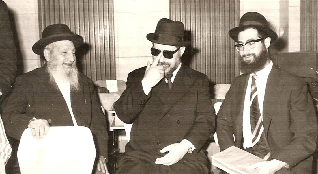 9. Aux cotés de son fils Rav Ya'akov Yossèf qui se trouve à sa gauche