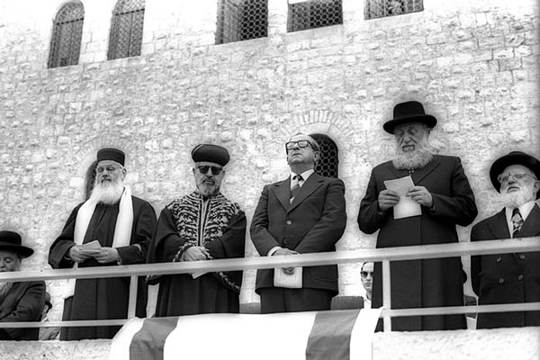 10. Aux cotés du président de l'état d'Israël Itshak Navon lors de Yom Yérouchalaïm en 1973