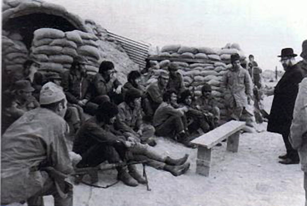 14. Le Rav auprés des soldats sur le front dans le sinaï pour les encourager lors de la guerre des 6 jours.
