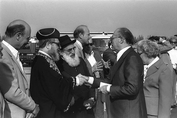 15. Le Rav recevant le premier ministre de l'époque Menahem Begin à l'aéroport Ben Gourion en 1979.