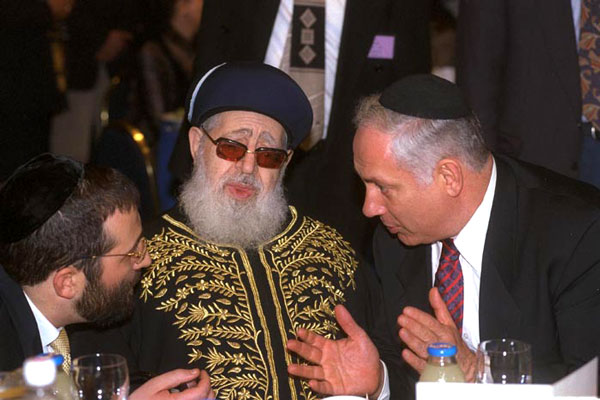 19. Lors de sa rencontre avec Benjamin Natanyahou en 1999 concernant les accords d'Oslo