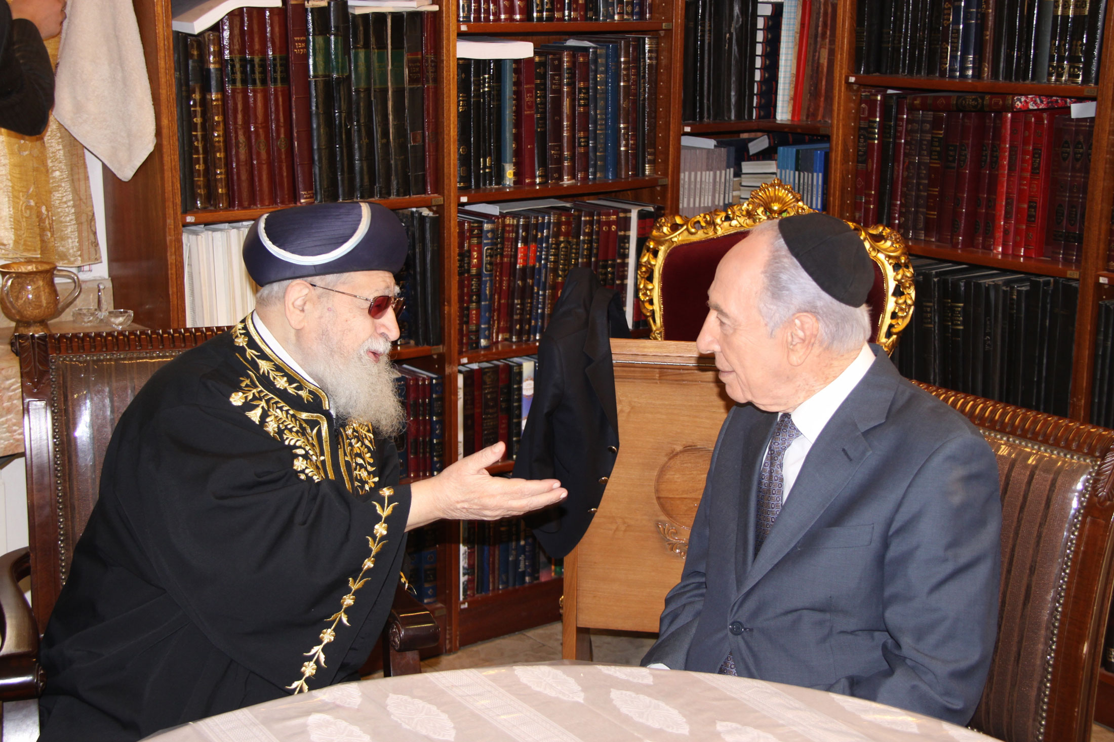 20. Le Rav reçoit chez lui Shimon Peres pour débattre des accords d'Oslo