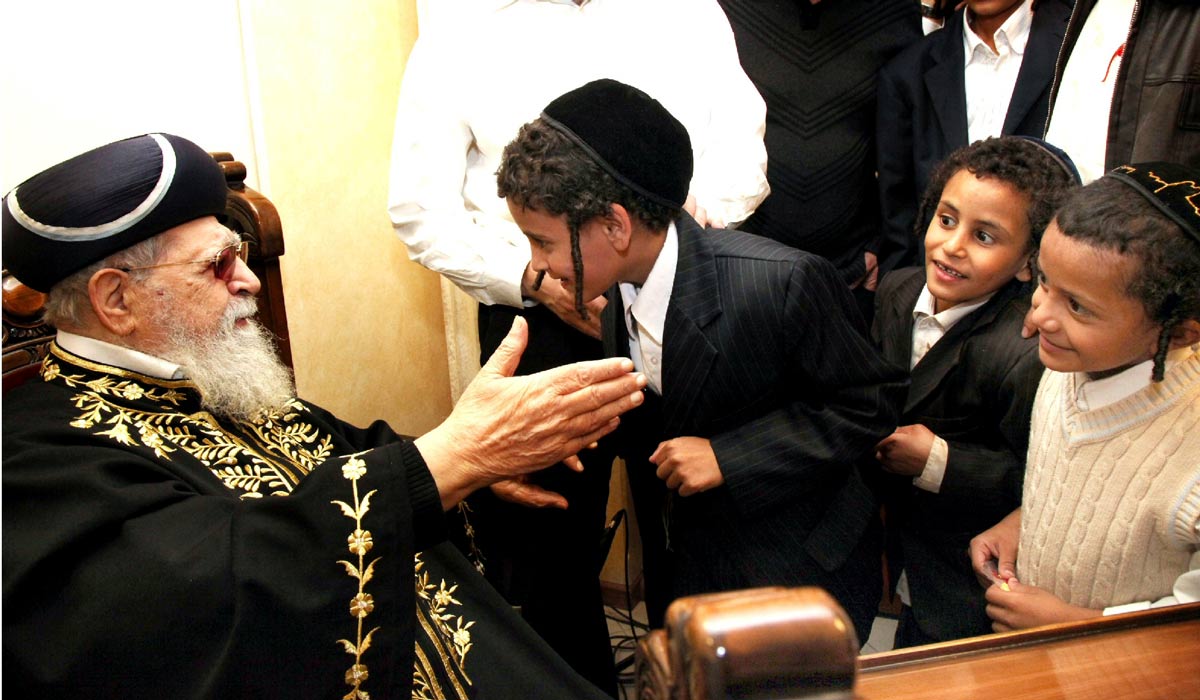 21. Le Rav reçoit chez lui des enfants juifs du Yémen fraichement arrivés en Israël
