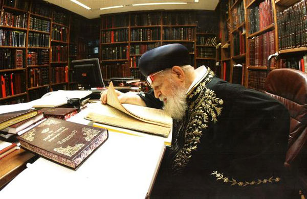 22. Le Rav dans son bureau, écrivant ses 'Hidouchim de Tora