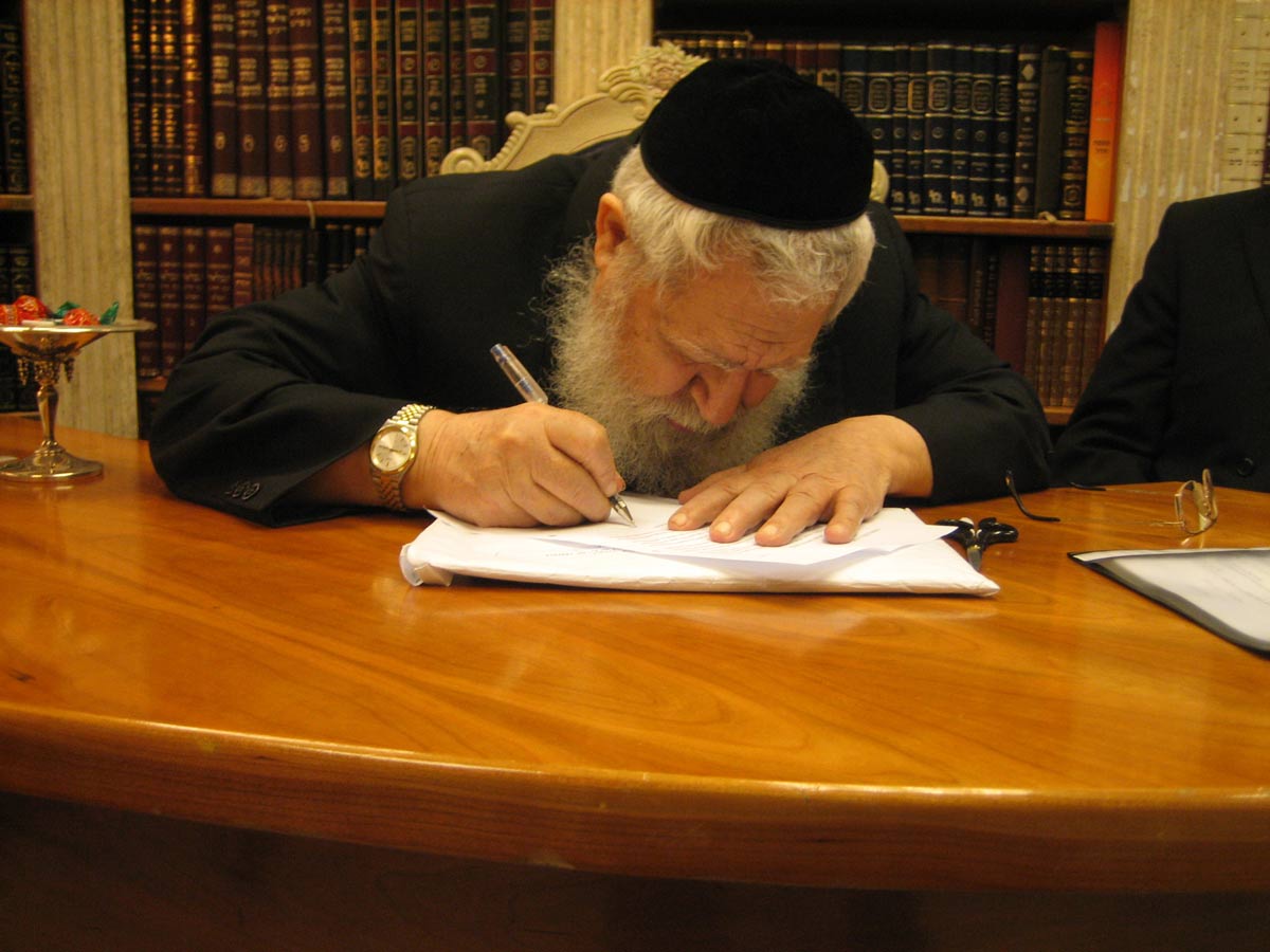 28. Le Rav rédige une approbation sur un livre de Halakha