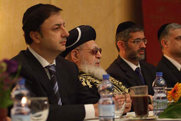 24. Le Rav aux cotés du grand donateur des institutions juives dans le monde, Lev Levaïev