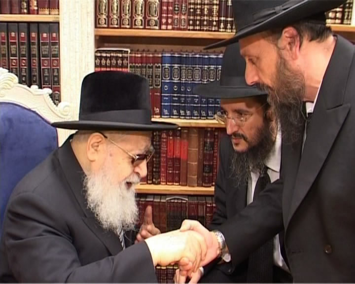 38. Rav encourage et bénit le Rav Bieler, Directeur des institutions Nahalat Shlomo