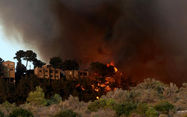 Le feu se rapproche dangereusement des habitations à travers les montagnes du Carmel