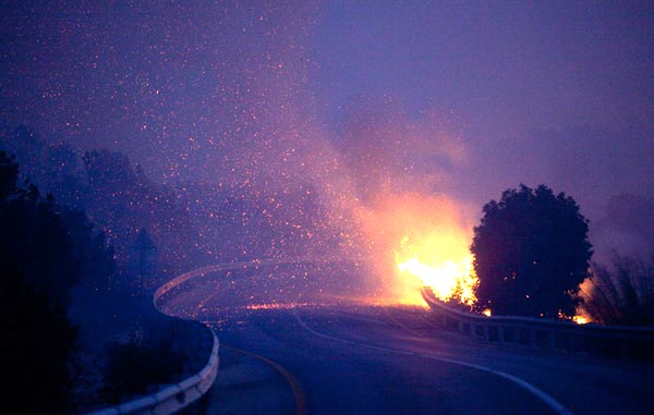 Même les routes sont sous l'emprise des flammes