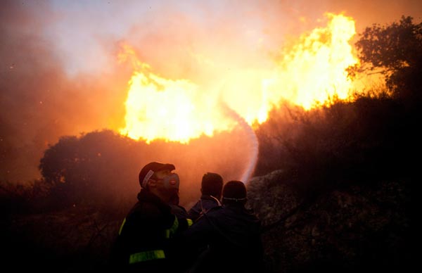 Le travail incessant des pompiers à travers l'enfer des flammes