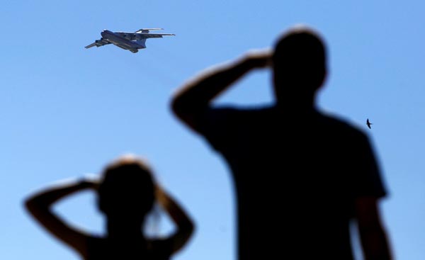 Un Tupolev russe qui contribue à l'effort de guerre pour l'extinction du brasier