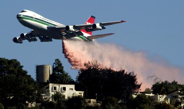 Le fameux bombardier Boeing 747, unique au monde, loué aux américains pour la phase la plus difficile de l'extinction