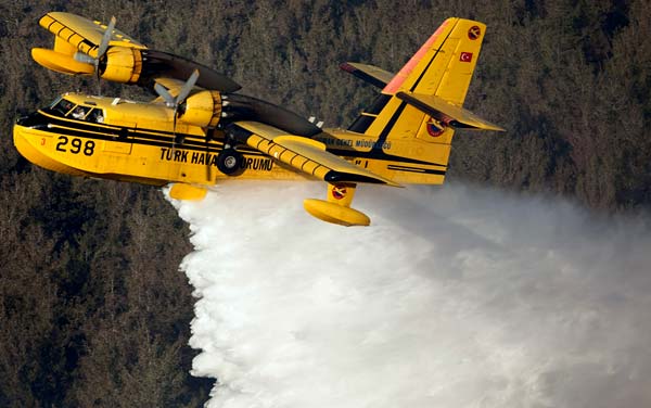 Un Canadair turc en action