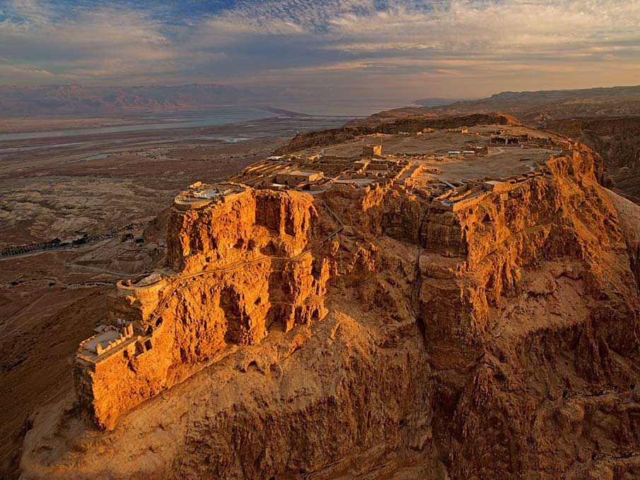 Autre vue aérienne du site de Massada du coté nord, au coucher du soleil