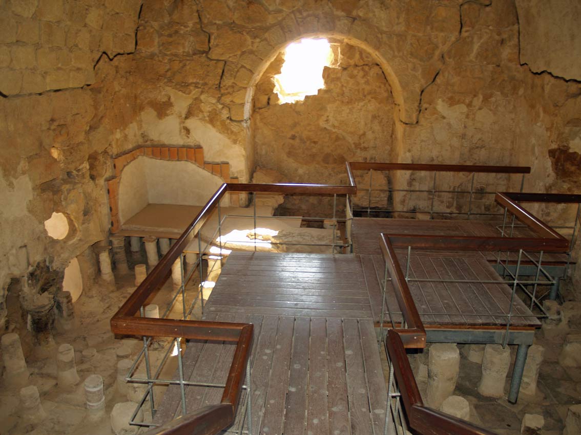 Chambre contenant les bains romains. La vapeur d'eau chaude circulait sous le sol entre les colonnettes