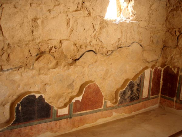 Restes des mosaïques recouvrant les murs de certaines chambres découvertes dans les années 60