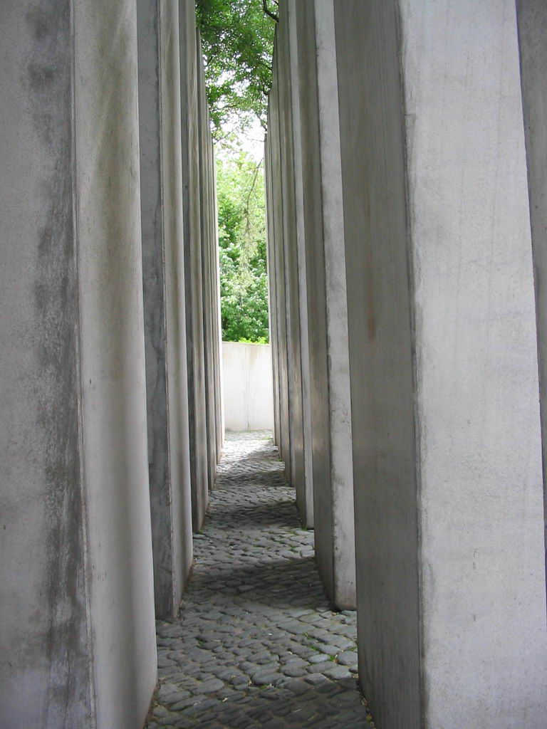 L'allée entre chaque pilier coiffé d'un arbre à son sommet.