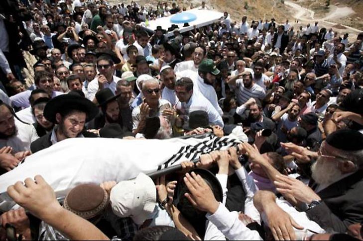 Des dizaines de milliers de personnes accompagnent le corps de Rabbi Elazar Zal vers sa dernière demeure sous un soleil...