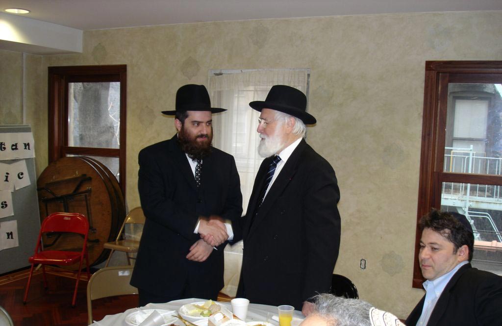 6. Il est accueilli ici par le Rav de la Grande Congrégation Séfarade de Manhattan