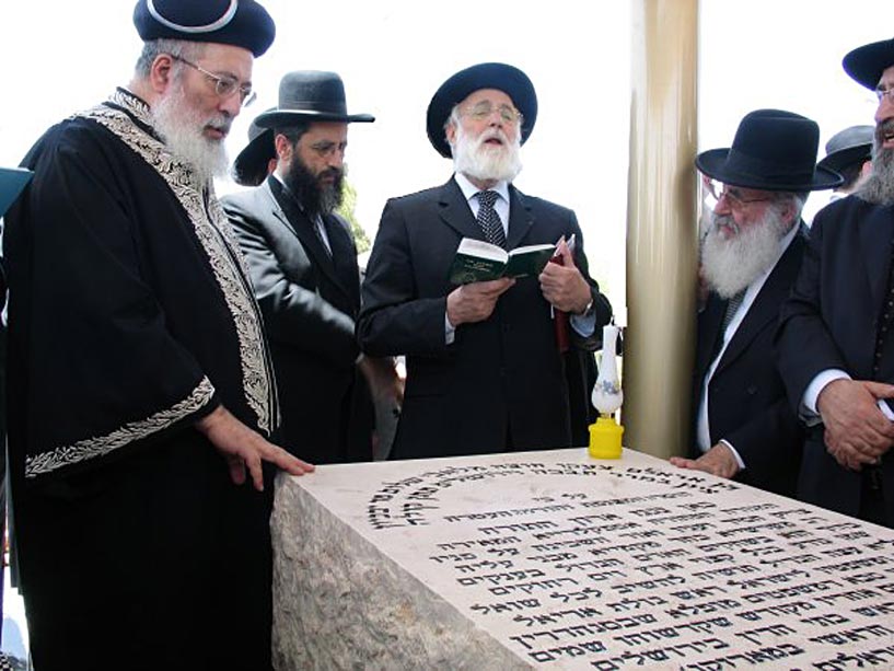 11. Lors du pèlerinage de son père Rav Chalom Zal accompagné du Grand Rabbin d'Israël Rav Shlomo Amar