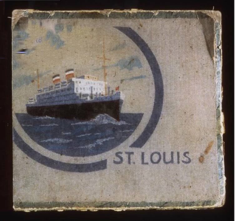 18. Album de photos contenant des photographies prises par les passagers à bord du Saint-Louis, avec une image du bateau...