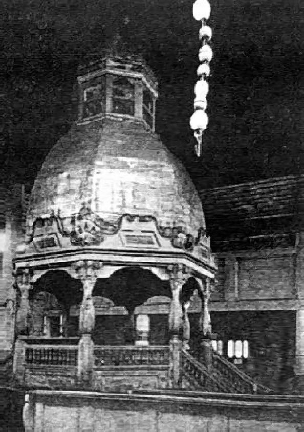 14. L'arche sainte a été sculpté dans le style du rococo et est considérée comme particulièrement belle.