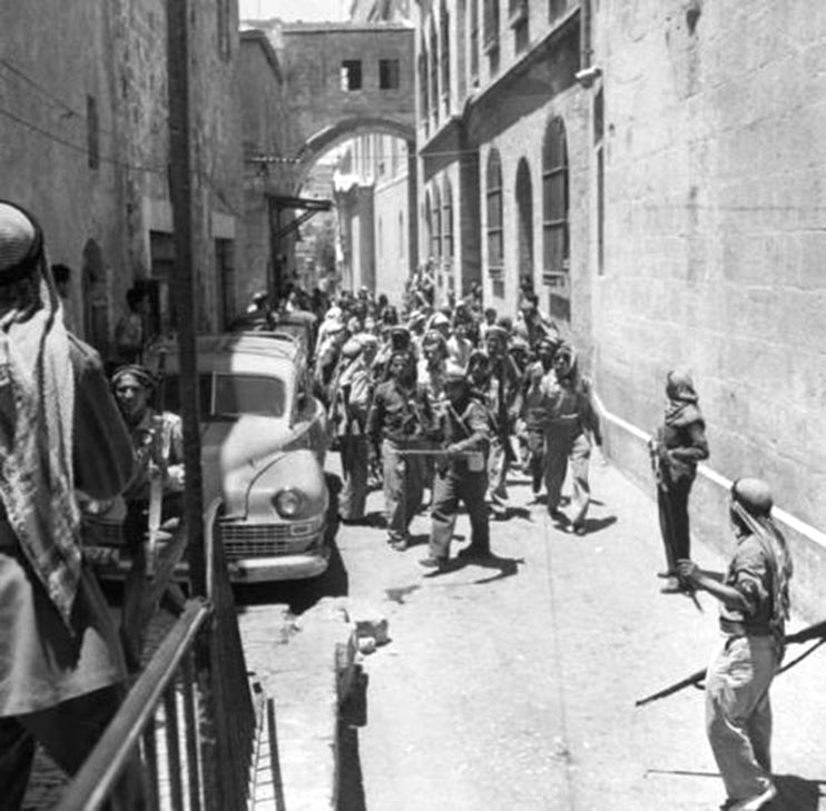 11. Prisonniers juifs escortés par les troupes arabes avant leur pseudo jugement en 1948.