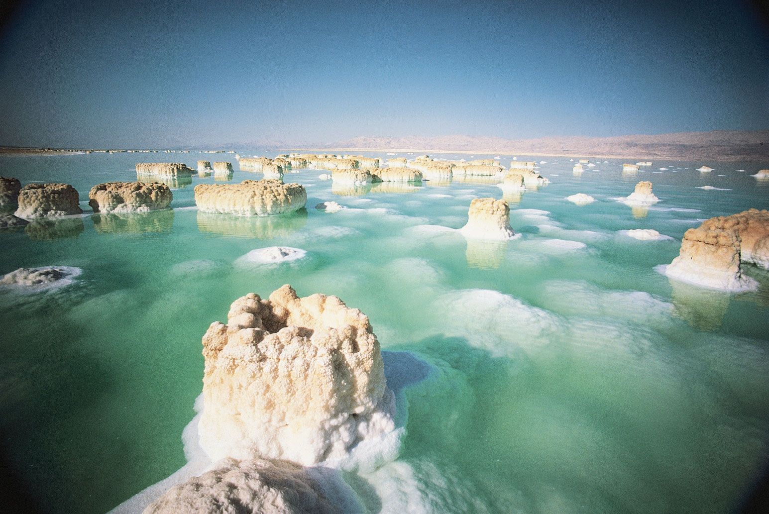 17. Les rochers apparaissent en plein milieu de la mer du fait de l'assèchement constant dû à l'évaporation des eaux. La...