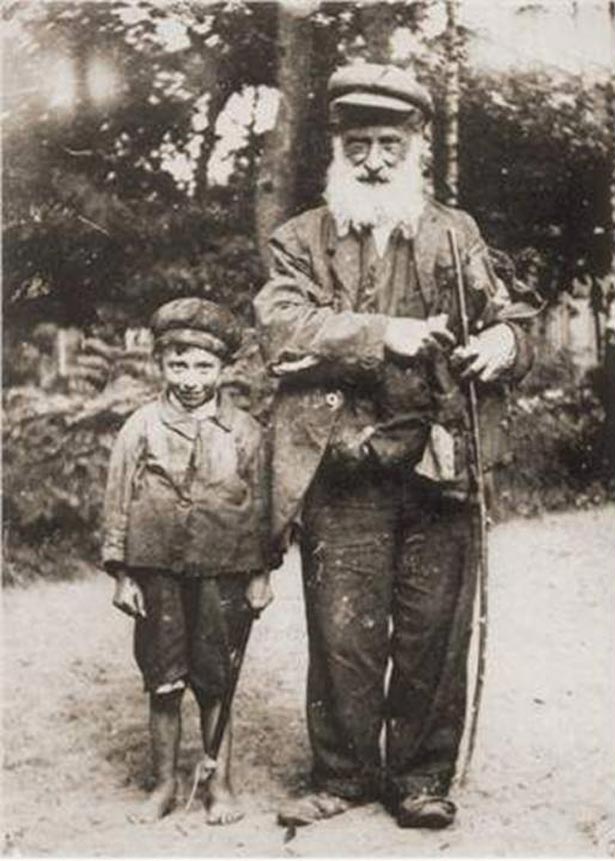5. Un jeune garcon et son grand père fermier en route vers Varsovie pour leur achats, 1928.