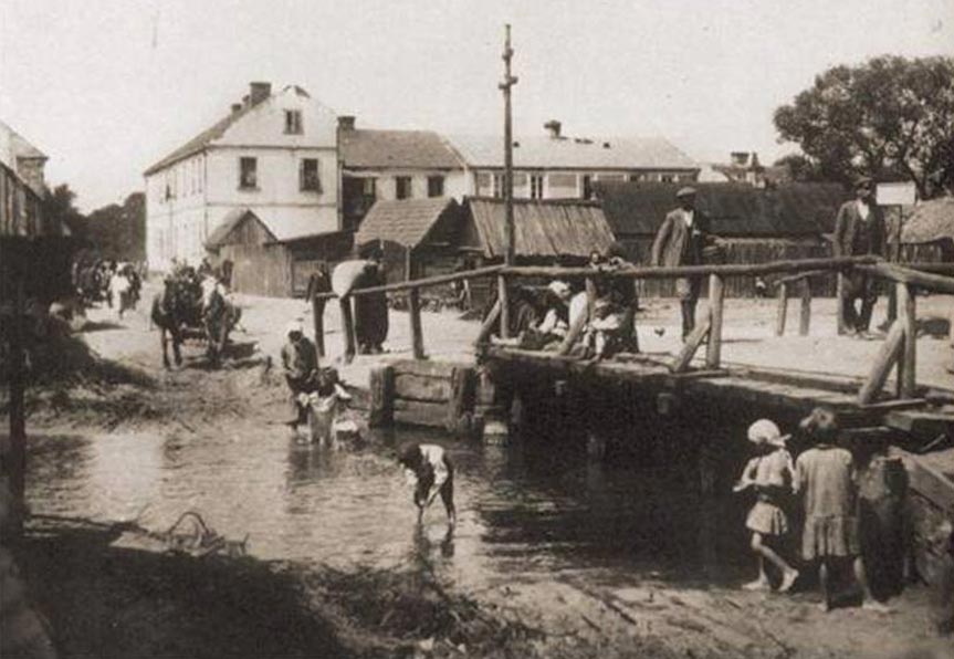 6. Un vieux pont qui enjambe l'un des plus anciens villages juif de Maciejowice dans la province de Lublin.