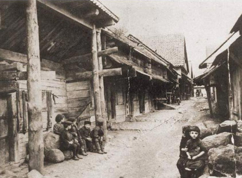 9. Vue de la fameuse rue des synagogues de Zabludow fondée au 17ième siècle. Photo prise en 1916.