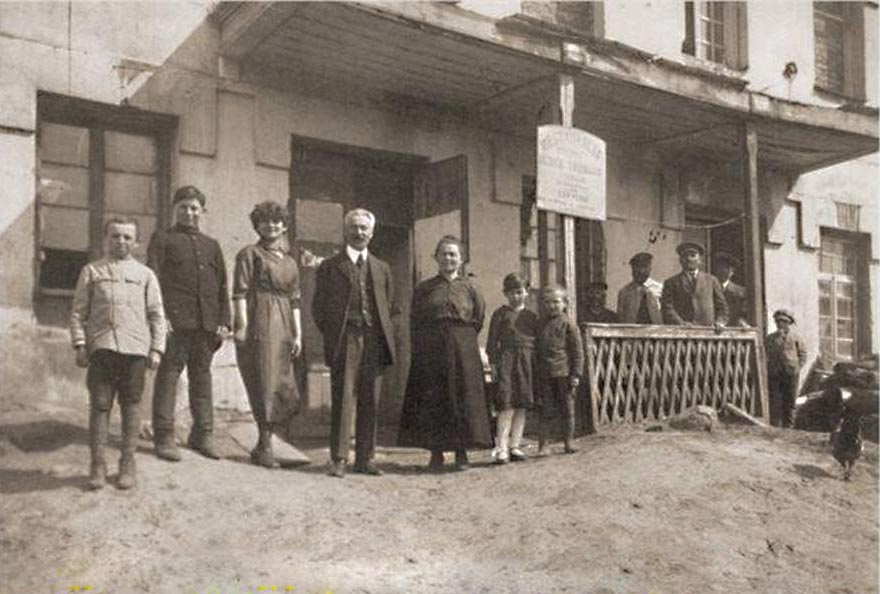 37. Mr Nachumwski, un des riches propriètaires de Lubcza avec sa famille. Il est aussi membre du parlement polonais, 193...