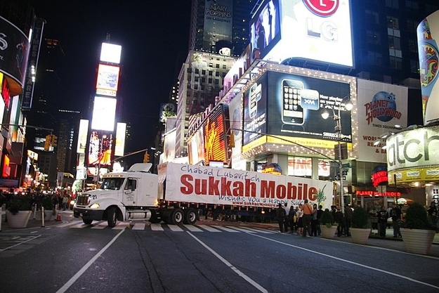 Soukkah dans un semi-remorque à Times Square, dans le quartier de Manhattan, New York.