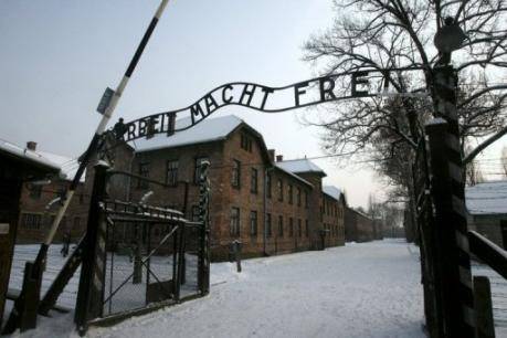 L'inscription « Arbeit macht frei » à Auschwitz volée et retrouvée