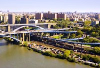 Des Juifs ultra-orthodoxes prient dans une mosquée du Bronx