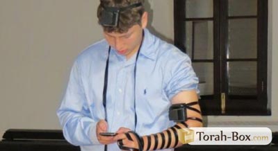 Le fils de Netanyahu met ses Téfilines en Chine