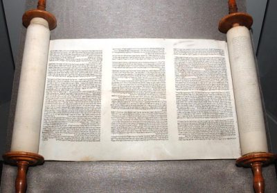 Un Séfèr Torah rendu aux juifs polonais.