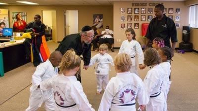 Apprendre aux enfants malades à gérer la douleur grâce aux arts martiaux
