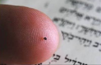 Le Musée d'Israël expose la la "Nano Bible", la plus petite Bible du monde