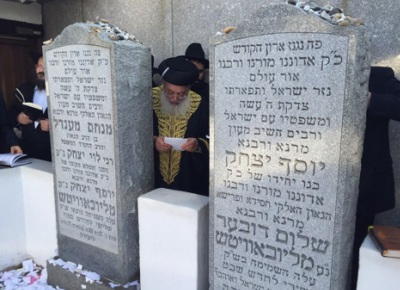 Le Rav Amar en visite à Brooklyn sur la tombe du Rabbi