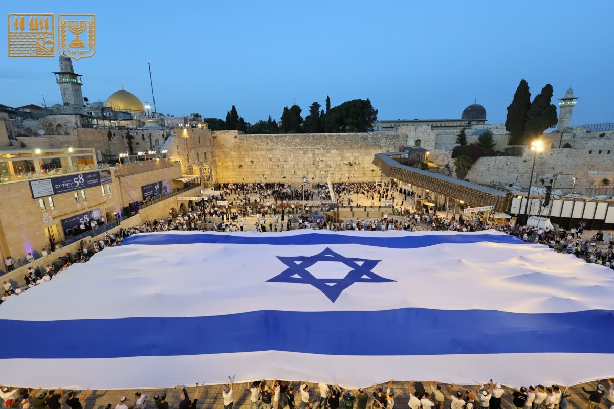 Un drapeau israélien géant au Kotel pour le « jour de Jérusalem » VIDEO