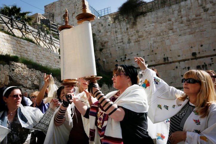 Un Séfèr Torah introduit clandestinement par les “Femmes du Mur” via les toilettes