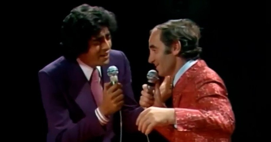 Qui s’en souvient ? Enrico Macias et Charles Aznavour chantent en Yiddish et en hébreu