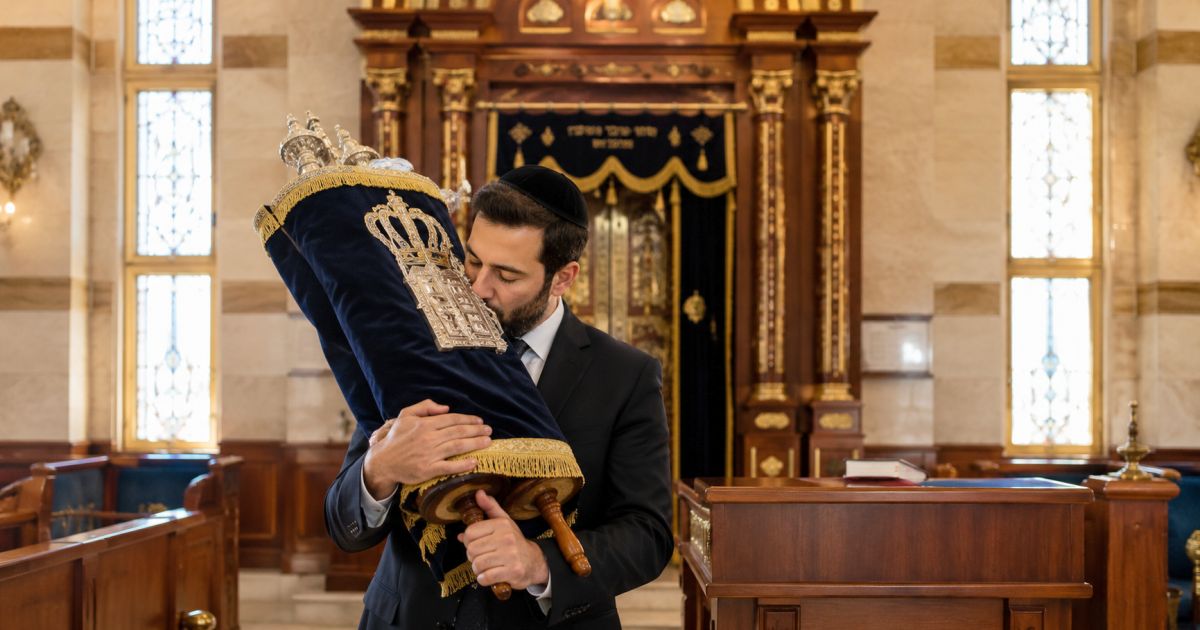 Aller à la synagogue ou toucher un Séfèr Tora pour une femme Nidda