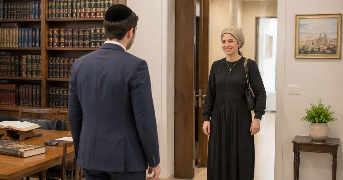 Se lever devant la femme d’un Talmid ‘Hakham