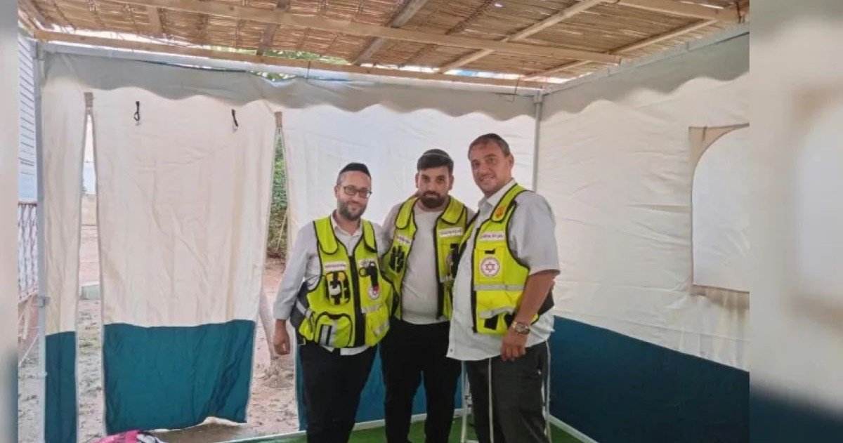 À Netanya, des secouristes soignent une femme et terminent sa soukka